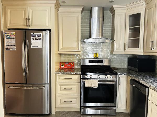 Spacious Modern Queen Room Near Fairview Mall, 401 & 404 : photo 5 de la chambre chambre double avec salle de bains commune