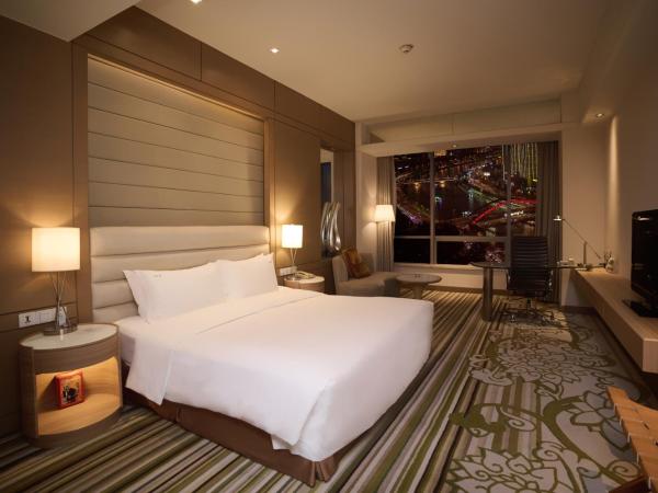 Holiday Inn Tianjin Riverside, an IHG Hotel : photo 2 de la chambre chambre lit king-size avec vue sur la rivière