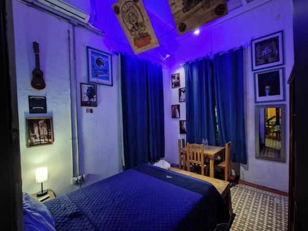 Chuchumbé Hotel & Hostal : photo 5 de la chambre chambre lit queen-size avec salle de bains commune