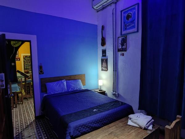 Chuchumbé Hotel & Hostal : photo 6 de la chambre chambre lit queen-size avec salle de bains commune