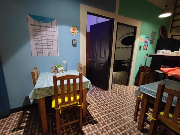 Chuchumbé Hotel & Hostal : photo 1 de la chambre chambre lit queen-size avec salle de bains commune