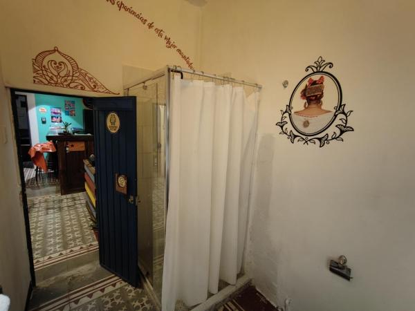 Chuchumbé Hotel & Hostal : photo 9 de la chambre chambre lits jumeaux avec salle de bains commune