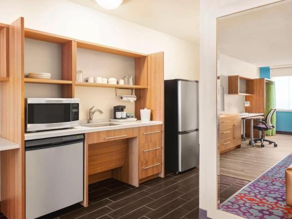 Home2 Suites by Hilton Albuquerque Downtown/University : photo 5 de la chambre studio with two queen beds and roll-in shower - mobility and hearing access/non-smoking