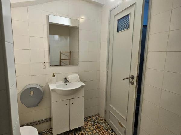 Travel & Live Porto Hostel : photo 1 de la chambre studio avec mezzanine