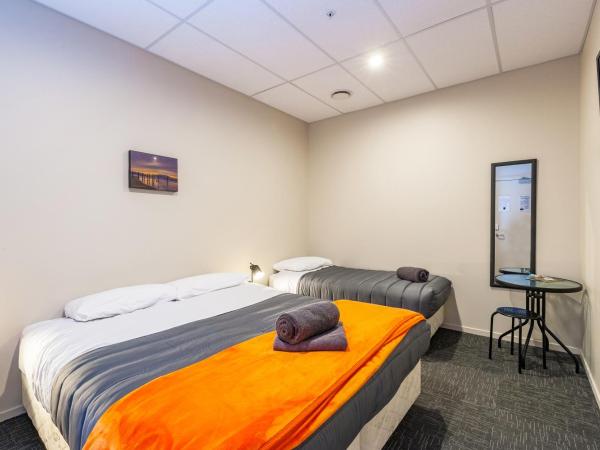 Rock Solid Backpackers Rotorua : photo 5 de la chambre chambre double avec salle de bains commune