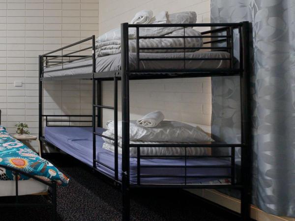West End Motel & Backpackers : photo 1 de la chambre lit dans dortoir mixte de 4 lits
