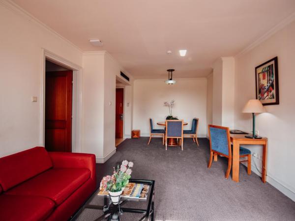 Surabaya Suites Hotel Powered by Archipelago : photo 4 de la chambre suite deluxe avec lit king-size