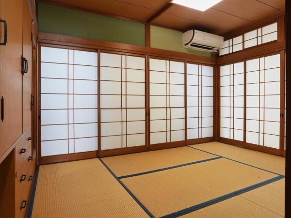 Blanc : photo 1 de la chambre chambre triple avec salle de bains commune