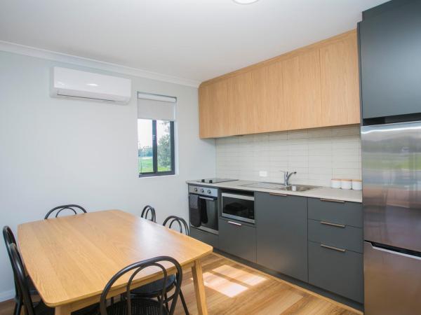 Banksia Tourist Park : photo 4 de la chambre family chalet 5 (not pet friendly) 