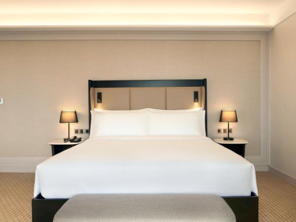 Hilton Kuching Hotel : photo 3 de la chambre chambre familiale de luxe lit king-size 
