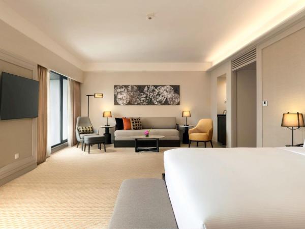 Hilton Kuching Hotel : photo 4 de la chambre chambre familiale de luxe lit king-size 