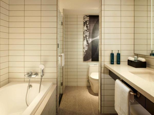 Hilton Kuching Hotel : photo 6 de la chambre chambre familiale de luxe lit king-size 