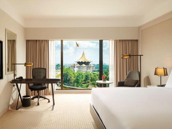 Hilton Kuching Hotel : photo 2 de la chambre chambre lit king-size exécutive