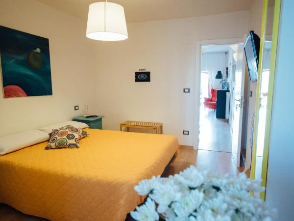 Bed à Cala : photo 4 de la chambre chambre double ou lits jumeaux avec balcon