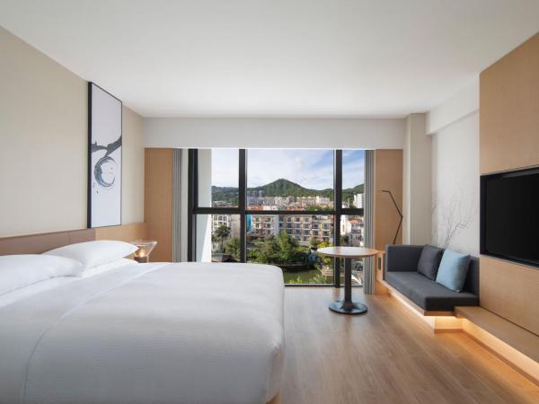 Fairfield by Marriott Shenzhen Dameisha : photo 5 de la chambre chambre lit king-size supérieure avec vue sur le lac
