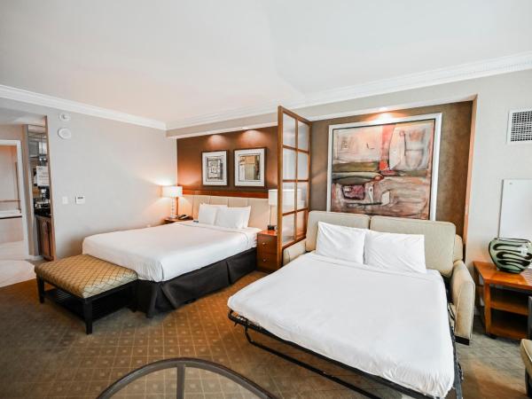 StripViewSuites at Signature : photo 1 de la chambre penthouse floor studio - strip view & balcony