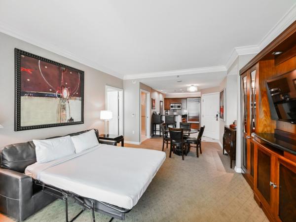 StripViewSuites at Signature : photo 4 de la chambre two-bedroom - strip view & balcony