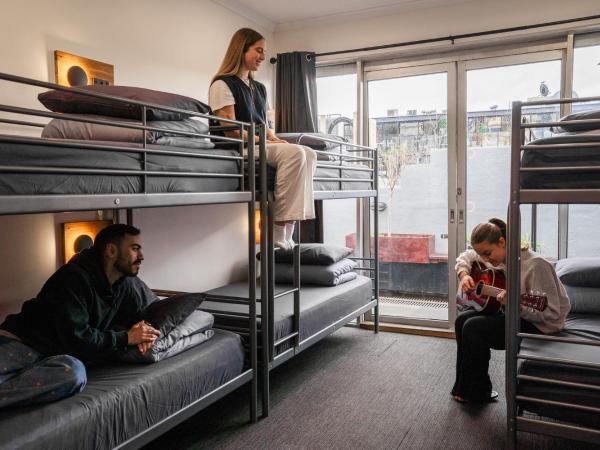 Mad Monkey Melbourne : photo 7 de la chambre lit dans dortoir mixte de 8 lits avec salle de bains commune (18-35 ans uniquement)