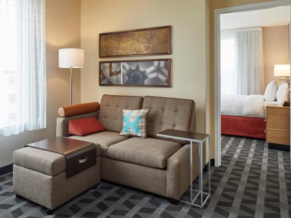 TownePlace Suites by Marriott Columbus North - OSU : photo 1 de la chambre 1 bedroom suite with queen bed and a sofa