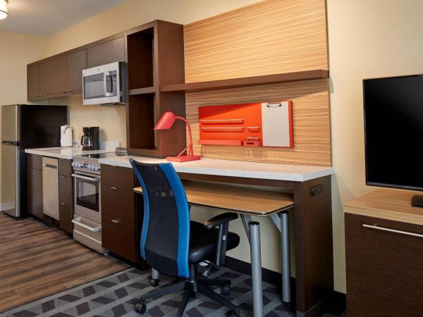 TownePlace Suites by Marriott Columbus North - OSU : photo 3 de la chambre 1 bedroom suite with queen bed and a sofa