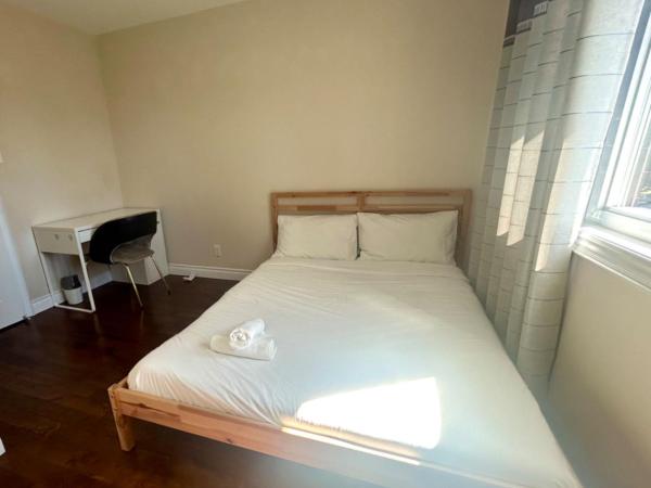 Spacious Modern Queen Room Near Fairview Mall, 401 & 404 : photo 9 de la chambre chambre double avec salle de bains commune
