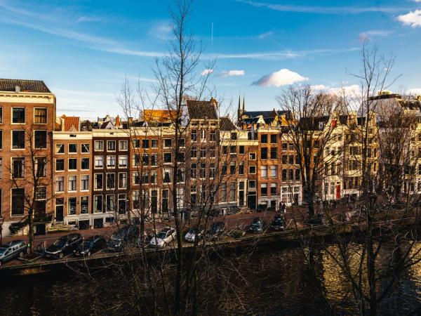 The Dylan Amsterdam - The Leading Hotels of the World : photo 1 de la chambre suite de luxe avec vue sur le canal
