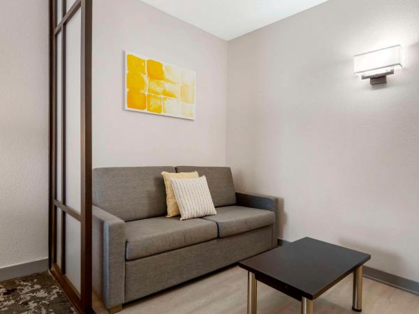 Comfort Inn & Suites Near Universal Orlando Resort-Convention Ctr : photo 4 de la chambre suite lit king-size avec canapé-lit - non-fumeurs