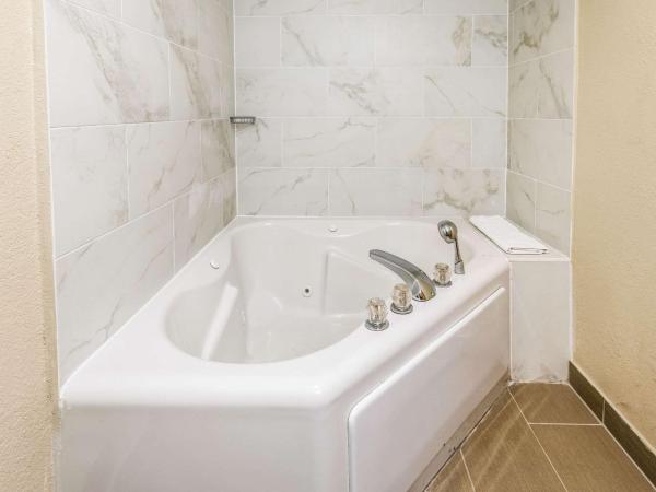 Comfort Inn Downtown : photo 4 de la chambre chambre lit king-size avec baignoire spa - non-fumeurs