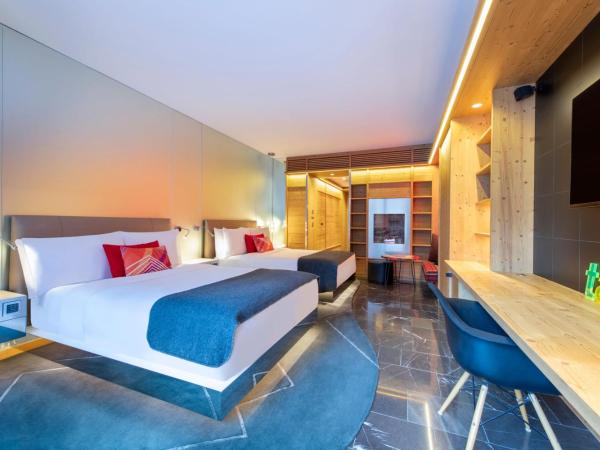 W Verbier : photo 5 de la chambre chambre confortable sans vue avec 2 lits doubles, balcon et cheminée