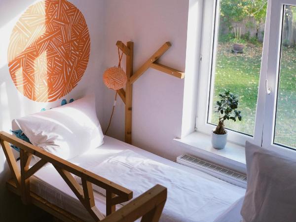 Hostel & Garten Eden : photo 8 de la chambre chambre lits jumeaux avec salle de bains commune