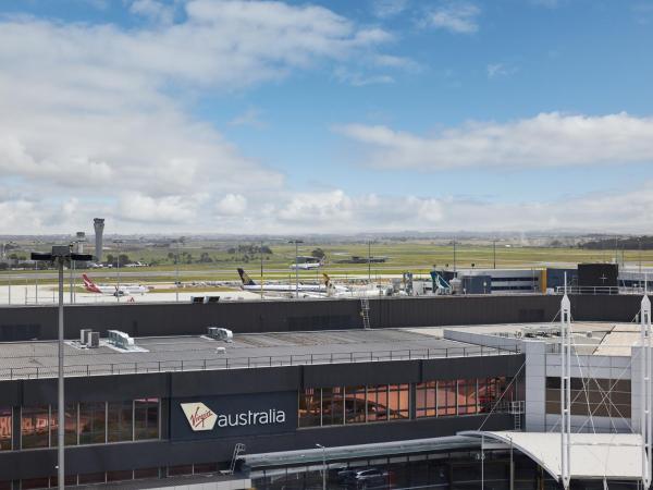 PARKROYAL Melbourne Airport : photo 4 de la chambre chambre lit king-size supérieure avec vue