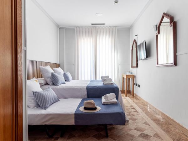 Hotel Reina Mora : photo 2 de la chambre chambre triple