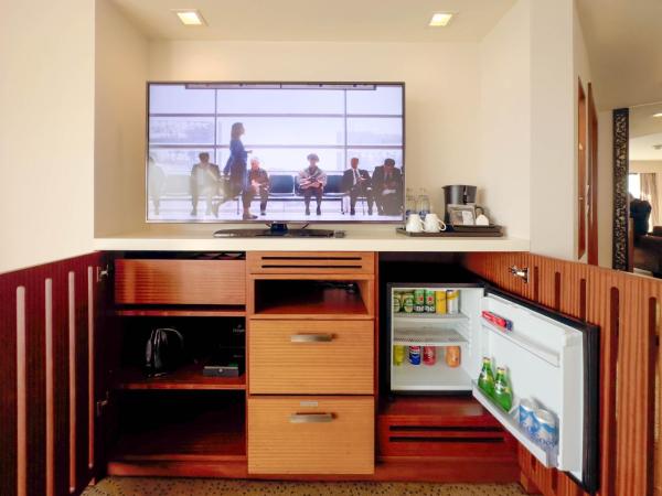 Royal Orchid Sheraton Hotel and Towers : photo 2 de la chambre chambre lit king-size deluxe - vue sur fleuve