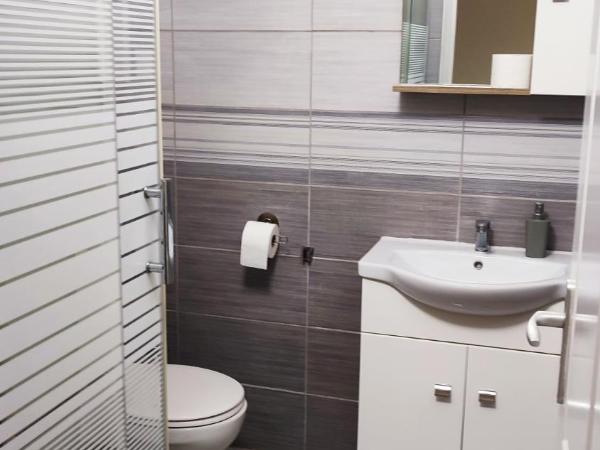 OKSZI Vendégház : photo 5 de la chambre chambre triple avec salle de bains privative