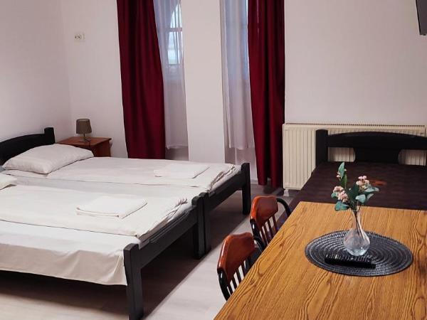 OKSZI Vendégház : photo 4 de la chambre chambre triple avec salle de bains privative