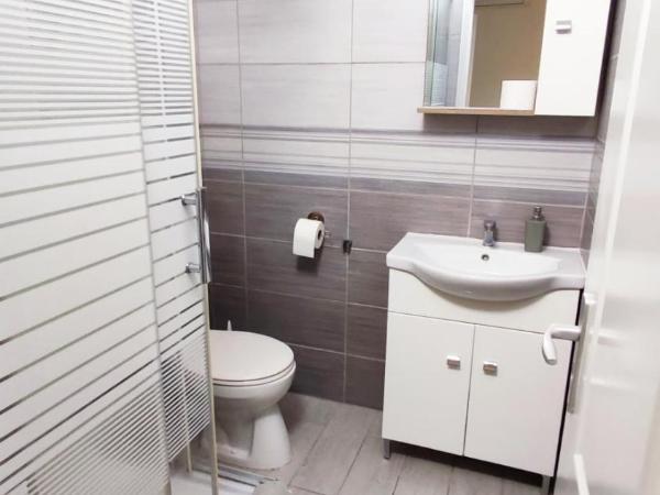 OKSZI Vendégház : photo 6 de la chambre chambre triple avec salle de bains privative