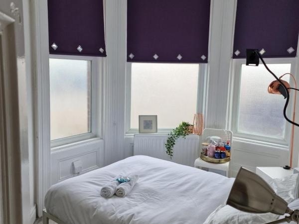 Aunty Katie's House, NI Tourist Board Certified & located on the main Oldpark Road to Belfast, with Free Continental Breakfast & Free Ultra Fast SKY internet, free SKY Sports & free SKY Cinema, Self-check in after 10pm GMT : photo 1 de la chambre chambre double standard avec salle de bains commune