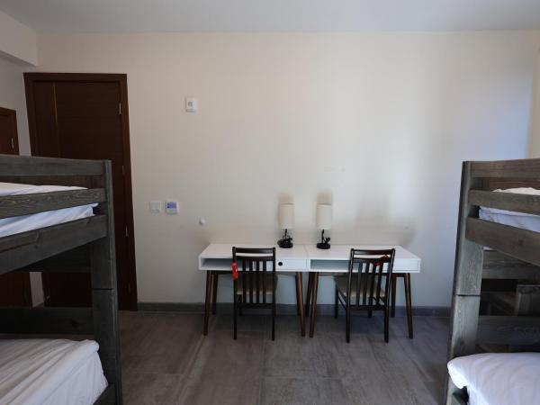 WestLA Hostel Full Bed : photo 1 de la chambre lit dans un dortoir de 4 lits