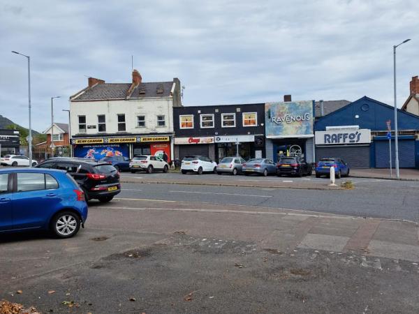 Aunty Katie's House, NI Tourist Board Certified & located on the main Oldpark Road to Belfast, with Free Continental Breakfast & Free Ultra Fast SKY internet, free SKY Sports & free SKY Cinema, Self-check in after 10pm GMT : photo 2 de la chambre chambre quadruple avec salle de bains commune