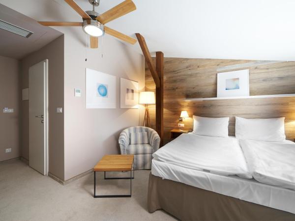 Cihelny Golf & Wellness Resort : photo 9 de la chambre chambre double supérieure avec balcon - vue sur forêt