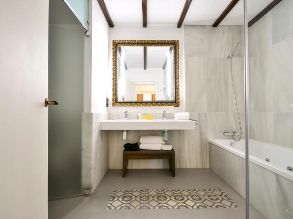 Hotel Legado Alcazar : photo 2 de la chambre suite royale alcazar avec terrasse