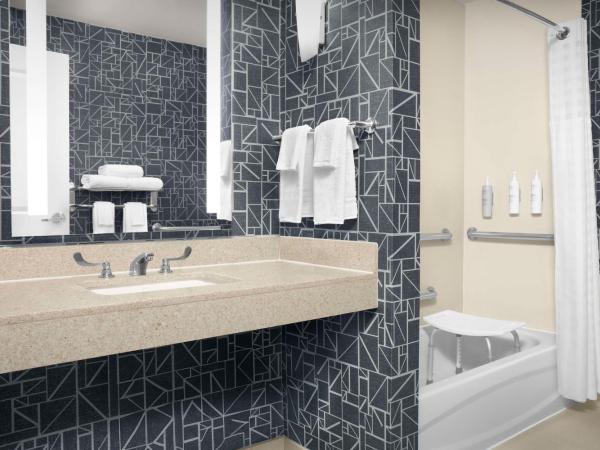 Homewood Suites Dallas Downtown : photo 9 de la chambre studio lit king-size - accessible aux personnes à mobilité réduite et adapté aux personnes malentendantes - non-fumeurs