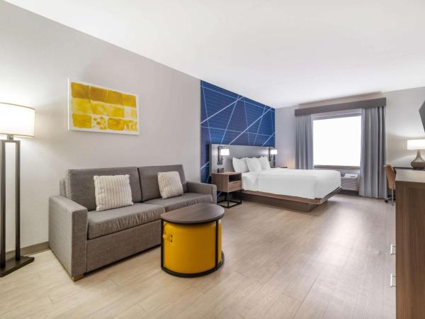 Comfort Suites Louisville Airport : photo 2 de la chambre suite lit king-size