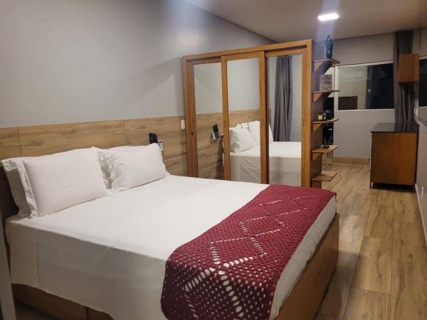 Califórnia Suítes : photo 4 de la chambre chambre lit queen-size - vue sur piscine