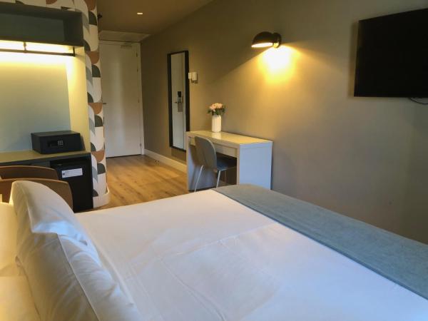 Nuria : photo 7 de la chambre chambre double ou lits jumeaux deluxe - vue sur ville 