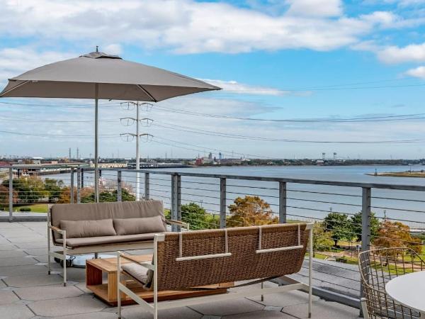 ONE11 Hotel : photo 5 de la chambre suite lit king-size avec balcon