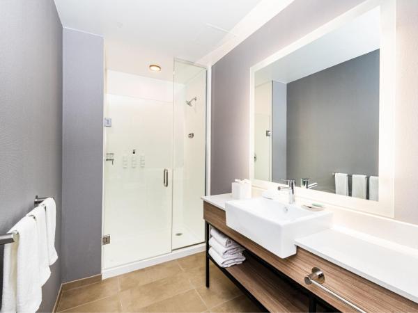 SpringHill Suites by Marriott Baltimore Downtown Convention Center Area : photo 2 de la chambre suite lit king-size avec canapé-lit