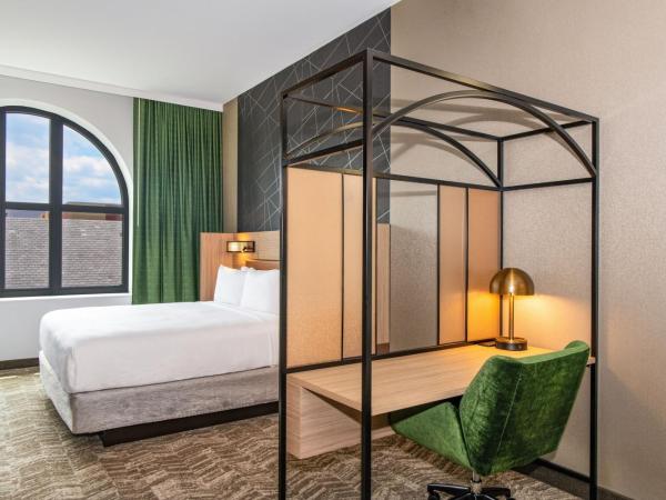 SpringHill Suites by Marriott Baltimore Downtown Convention Center Area : photo 6 de la chambre suite lit king-size avec canapé-lit