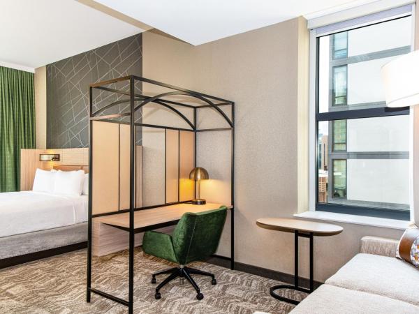 SpringHill Suites by Marriott Baltimore Downtown Convention Center Area : photo 7 de la chambre suite lit king-size avec canapé-lit