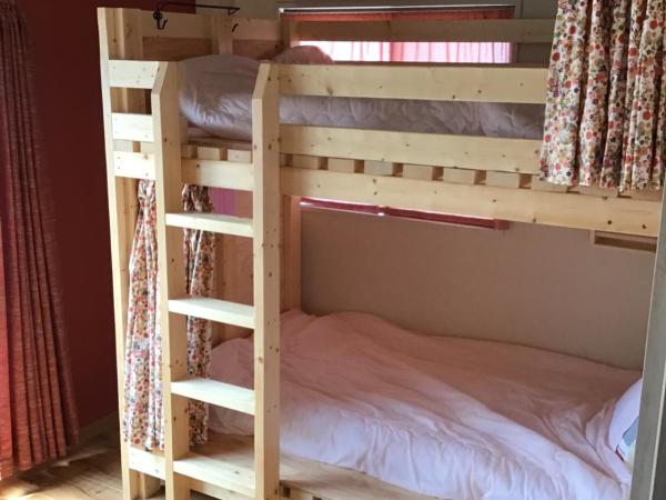 Guesthouse YOURS : photo 3 de la chambre chambre quadruple avec balcon 
